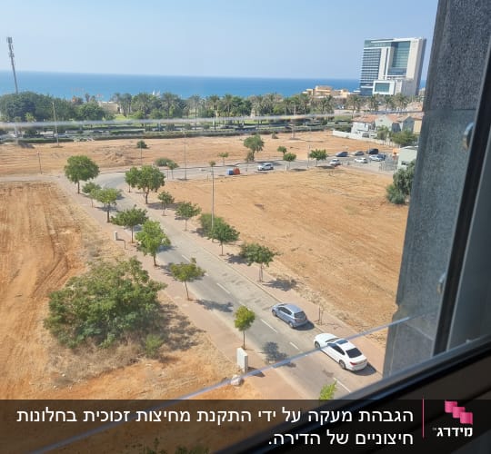 נוף דרך חלון זכוכית עם נוף לים
